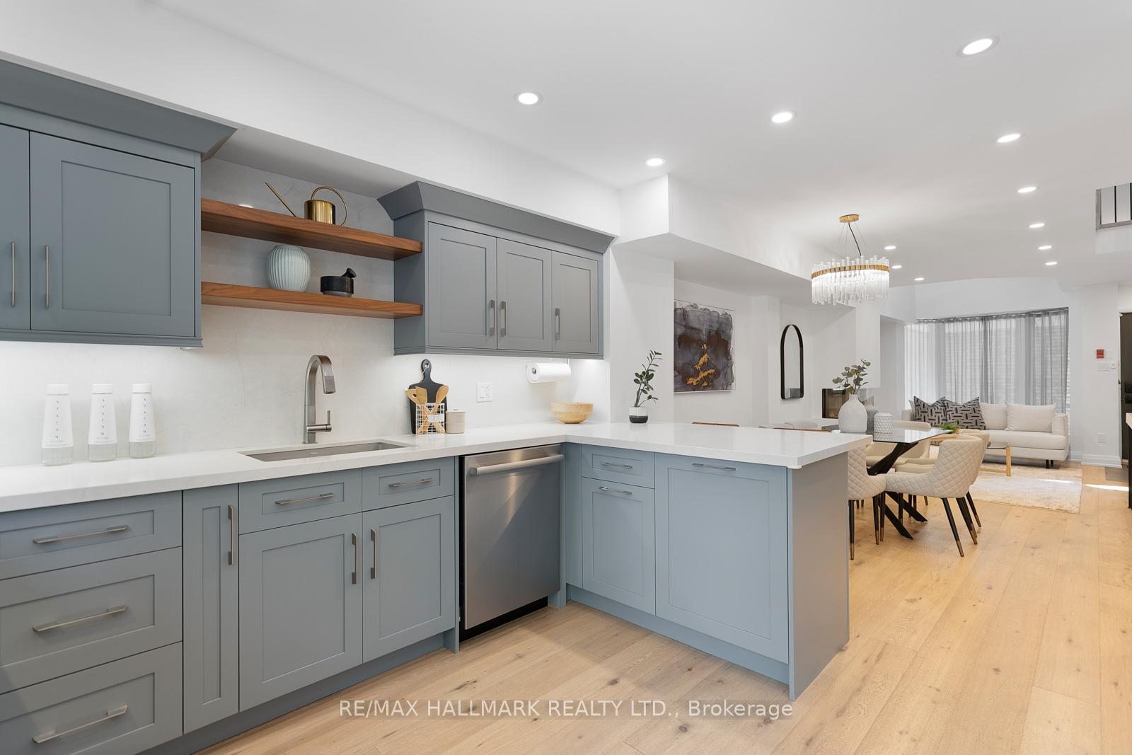 4 Bedrooms Condo at 95 Summerhill, Toronto For sale