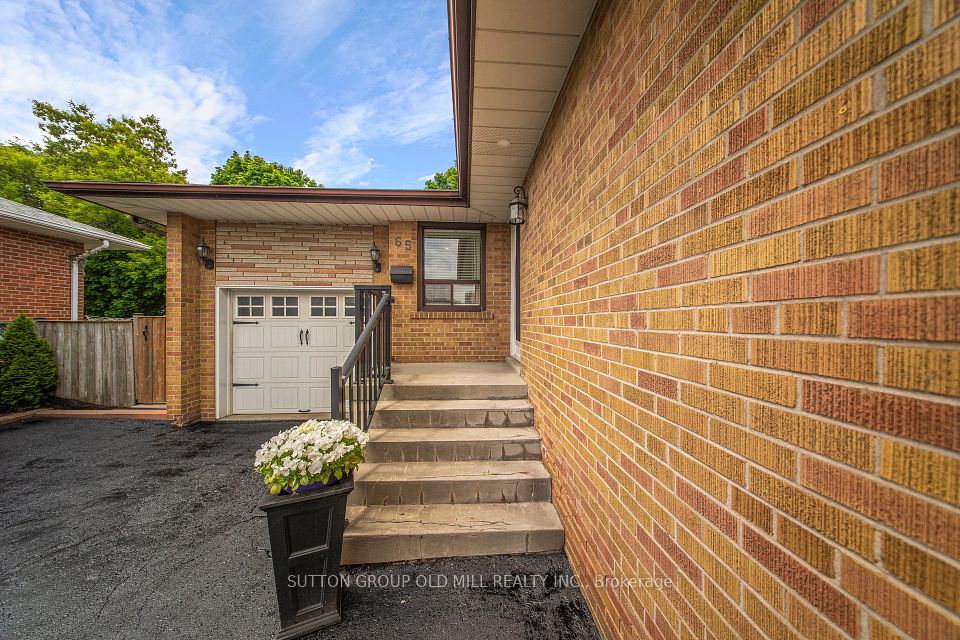 65 Ashwood Crescent, Brampton, ON L6T 1M1