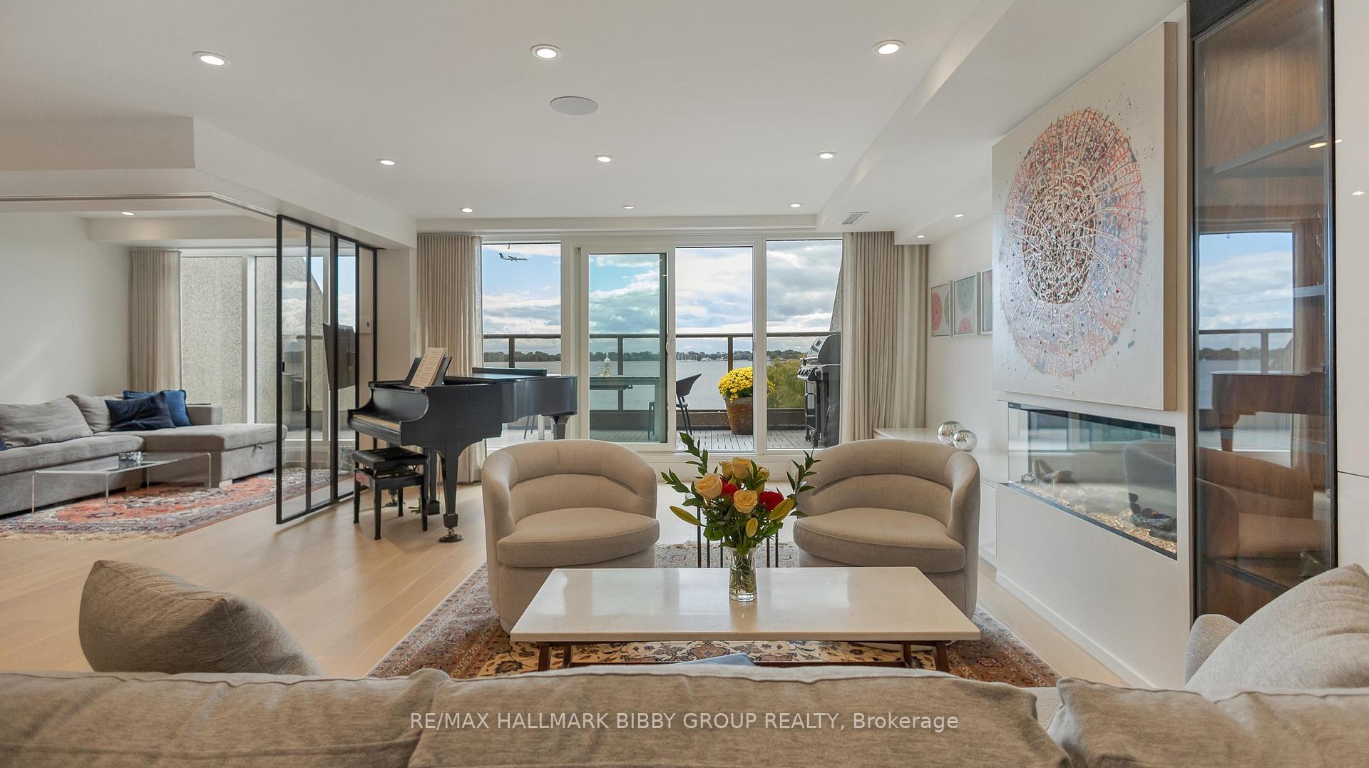 3 Bedrooms Condo at 99 Harbour, Toronto For sale