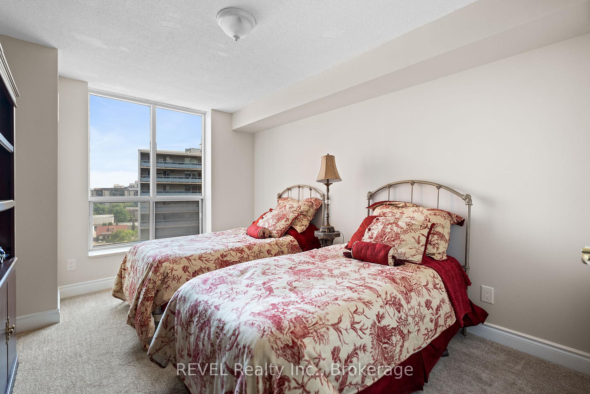 2 Bedrooms Condo at 442 Maple, Burlington For sale