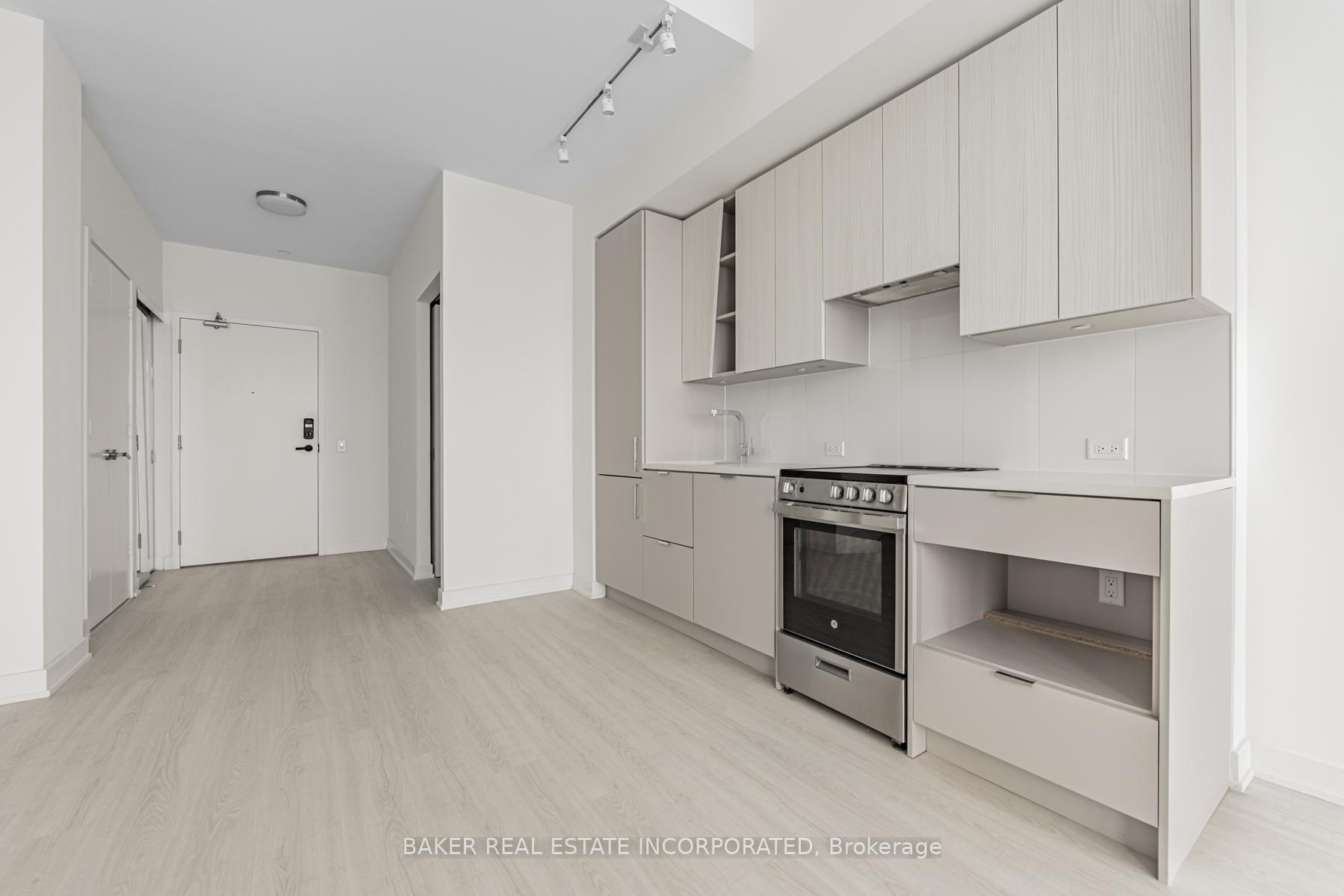 3 Bedrooms Condo at 3883 Quartz, Mississauga For sale