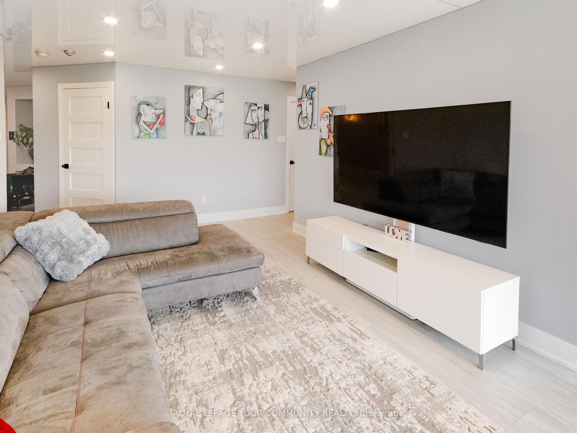 2 Bedrooms Condo at 11 Townsgate, Vaughan For sale