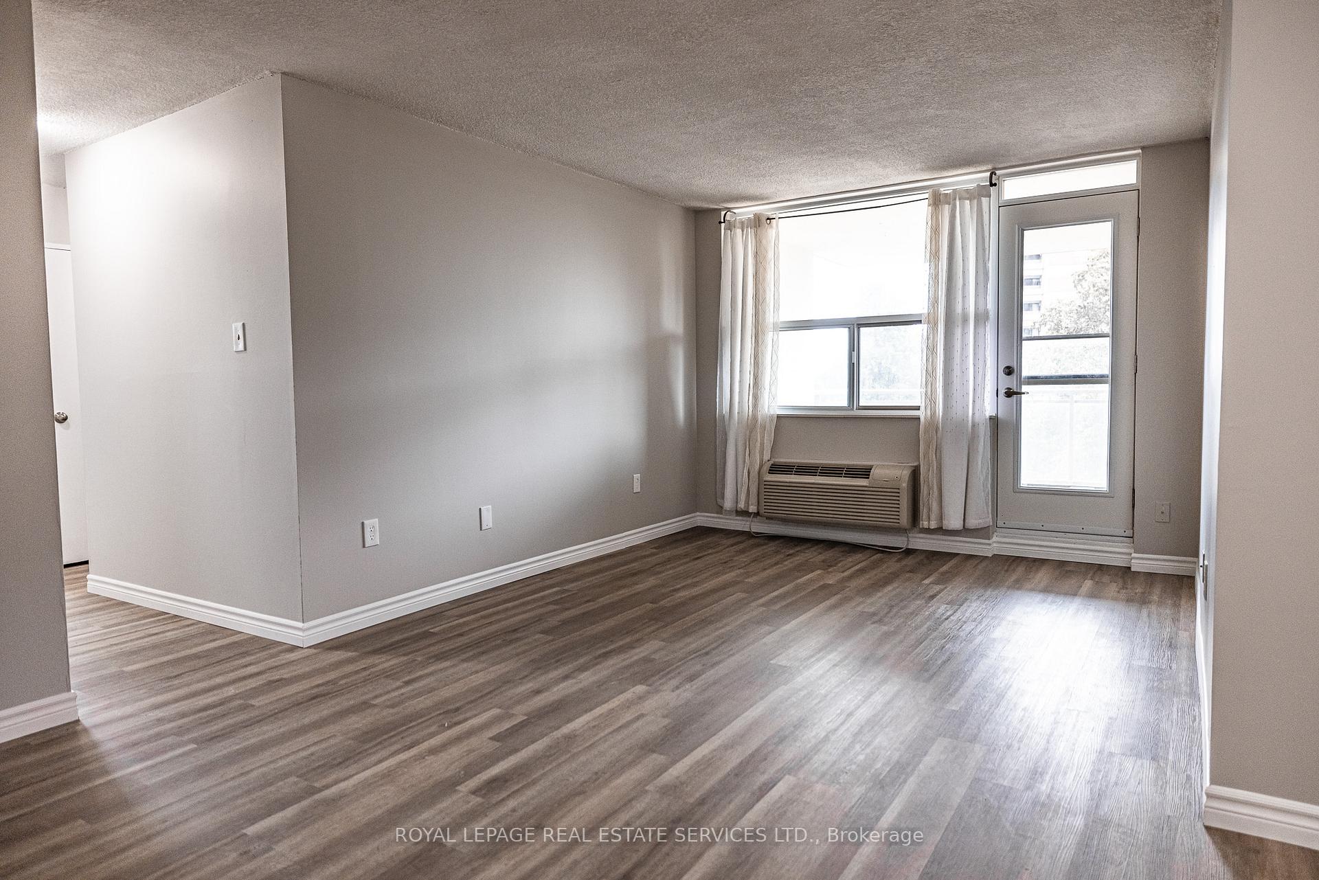 3 Bedrooms Condo at 966 Inverhouse,  Mississauga For sale