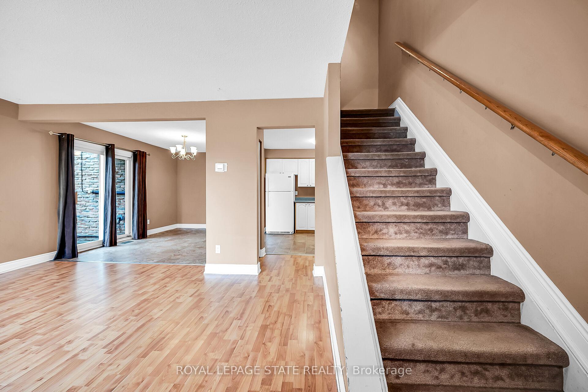 3 Bedrooms Condo at 977 Francis, Burlington For sale