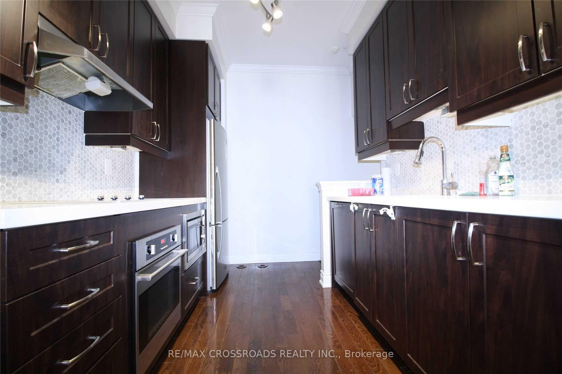 4 Bedrooms Condo at 20 Hargrave, Toronto For sale