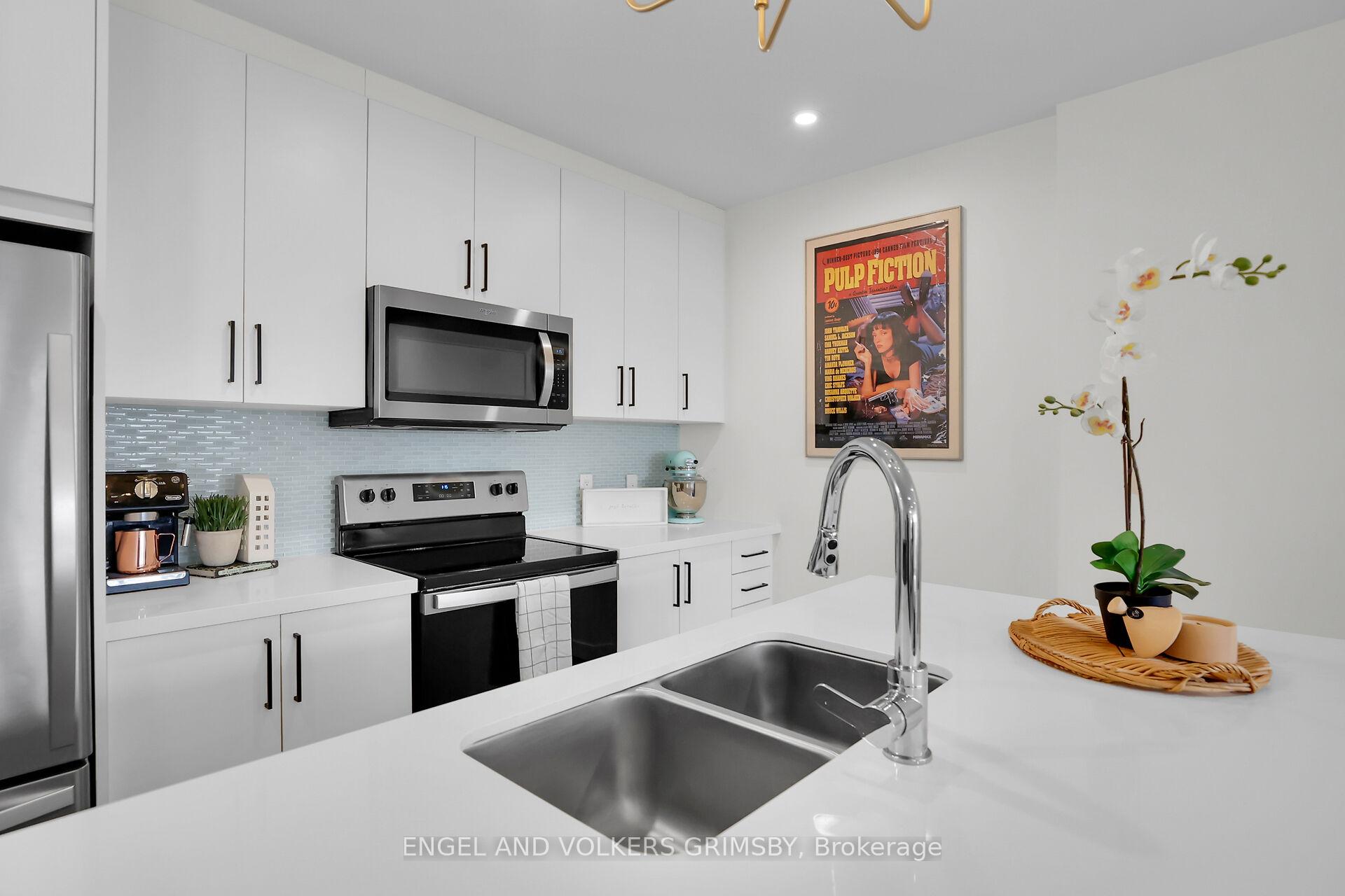 2 Bedrooms Condo at 479 Charlton,  Hamilton For sale