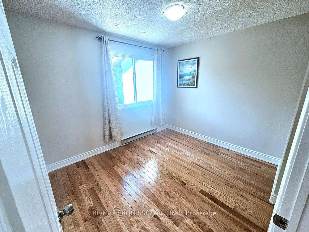 4 Bedrooms Condo at 2651 Aquitaine, Mississauga For sale