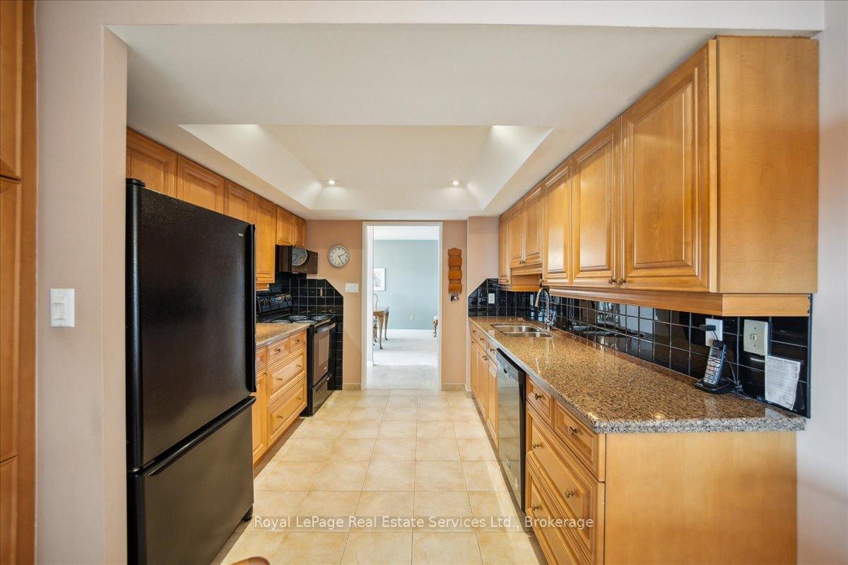 2 Bedrooms Condo at 2180 Marine, Oakville For sale
