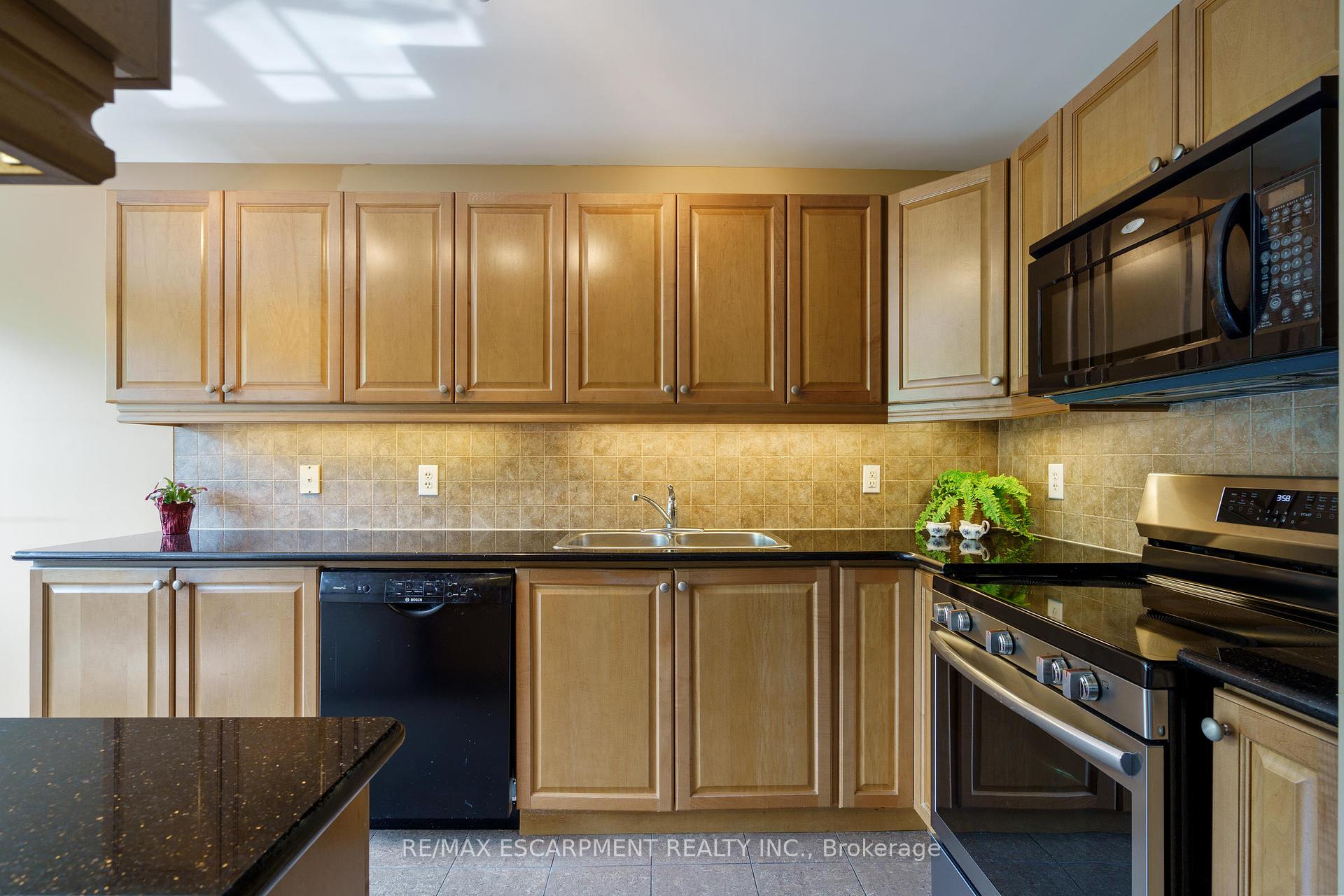 2 Bedrooms Condo at 4000 Creekside, Hamilton For sale