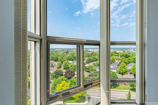 2 Bedrooms Condo at 5080 Pinedale, Burlington For sale