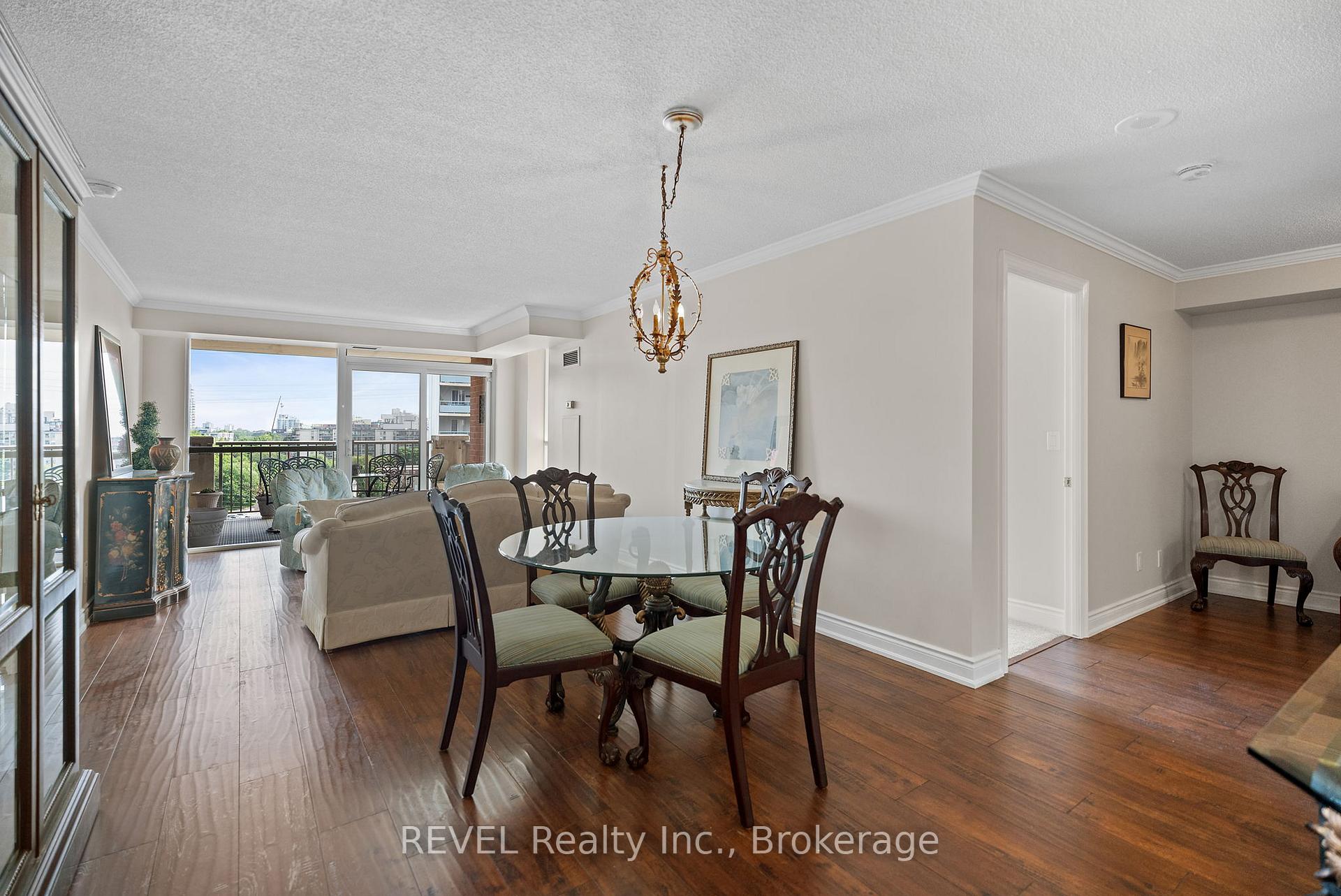 2 Bedrooms Condo at 442 Maple, Burlington For sale