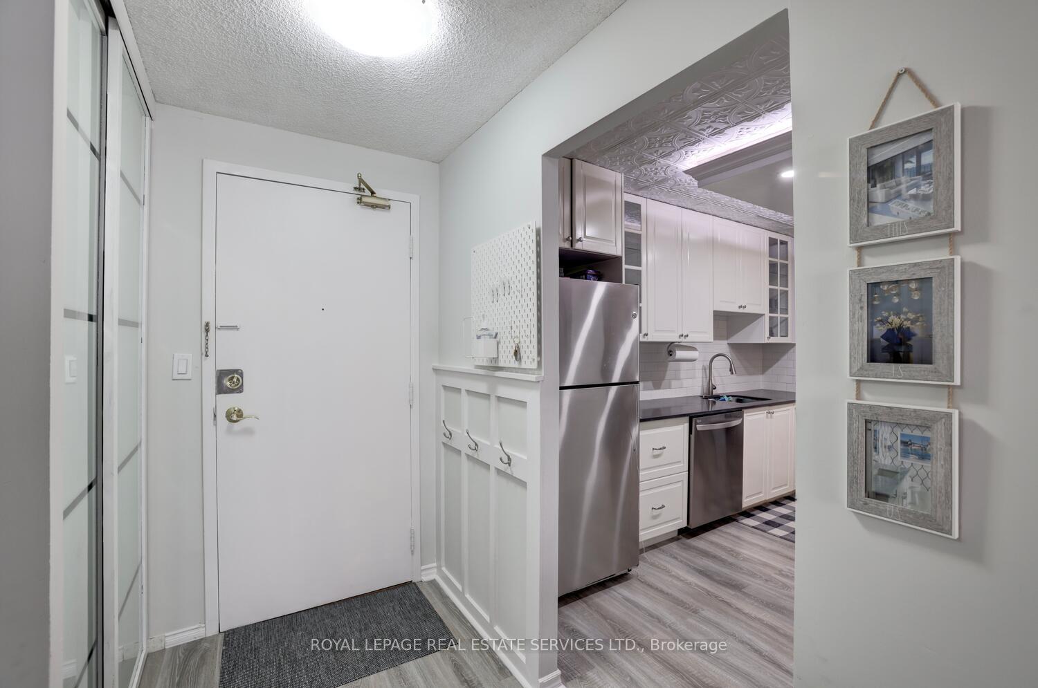 3 Bedrooms Condo at 155 Hillcrest,  Mississauga For sale