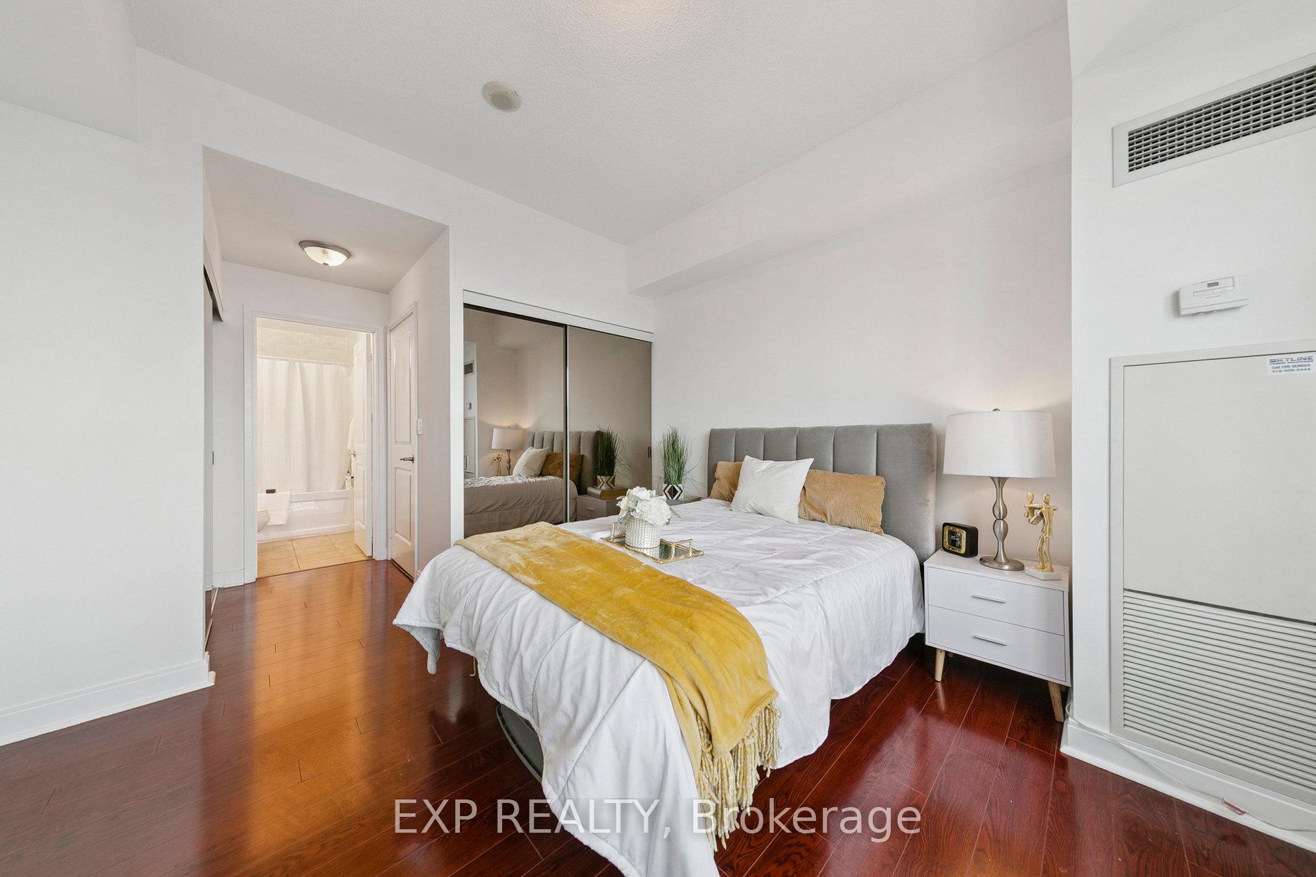 2 Bedrooms Condo at 70 Absolute, Mississauga For sale