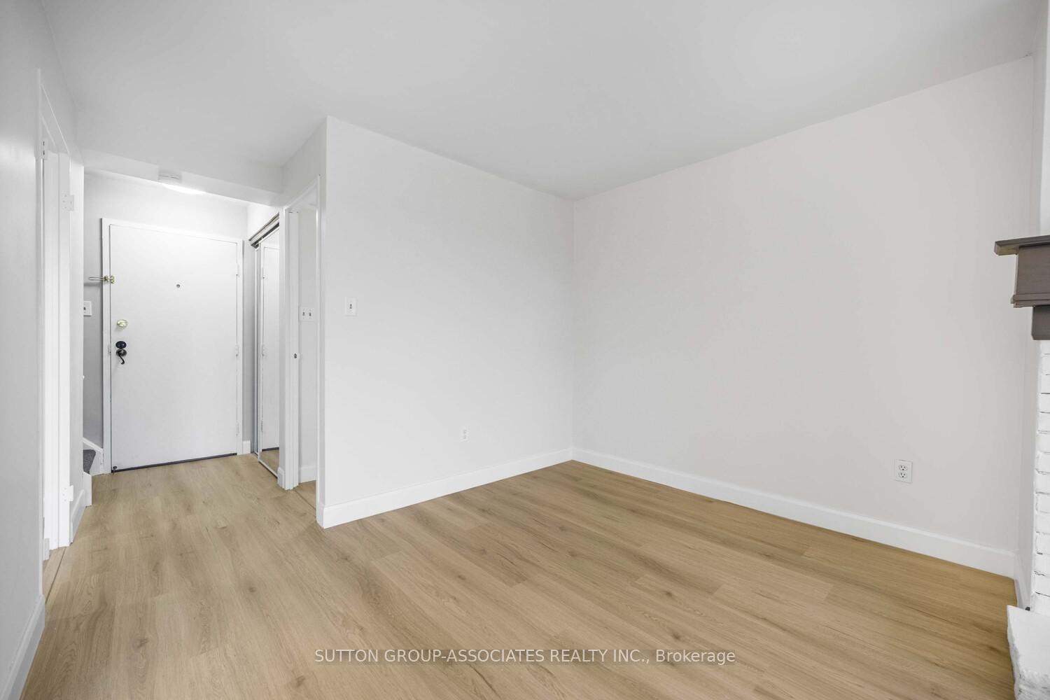 3 Bedrooms Condo at 1300 Marlborough, Oakville For sale