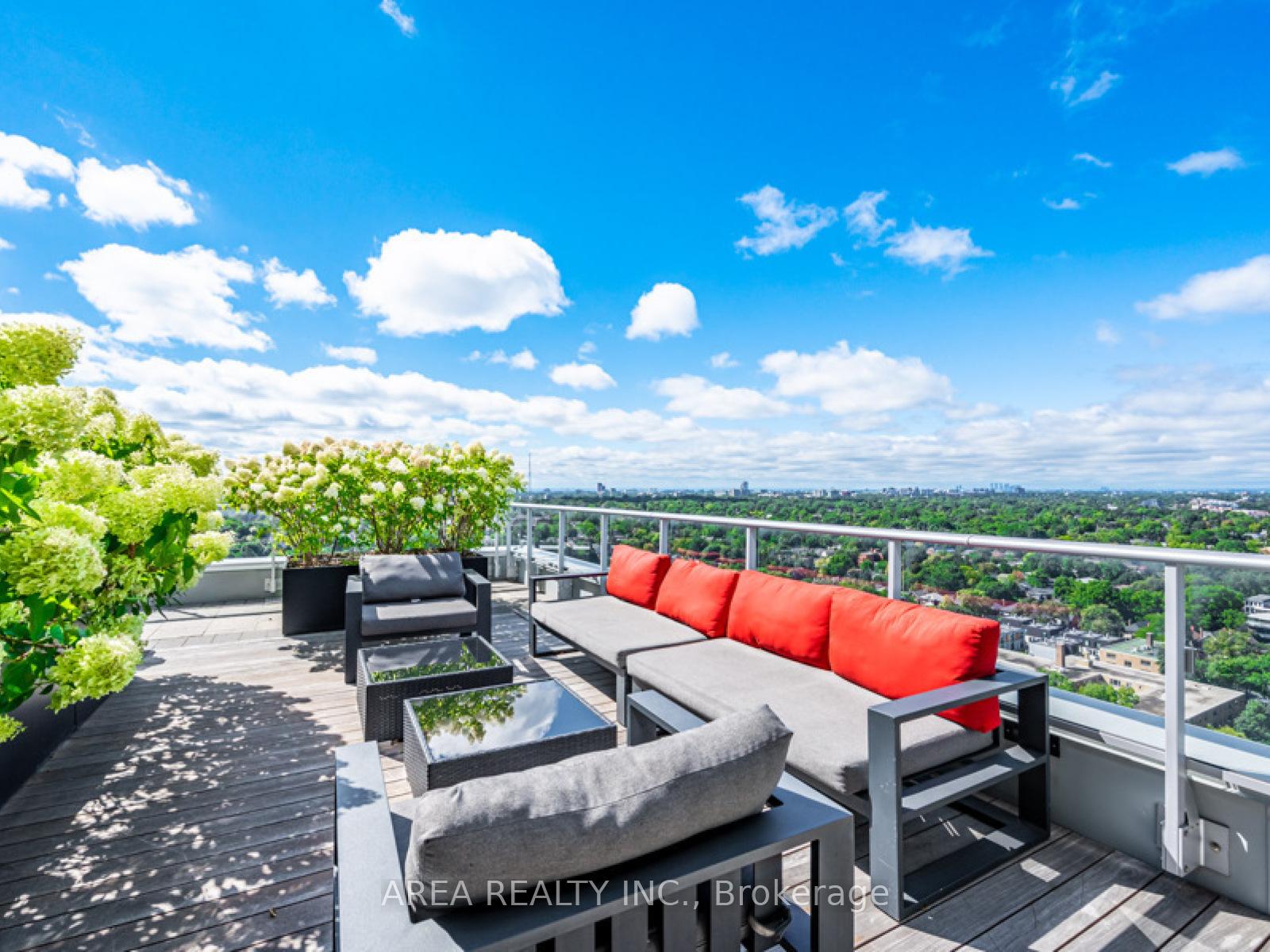 2 Bedrooms Condo at 58 Orchard View, Toronto For sale