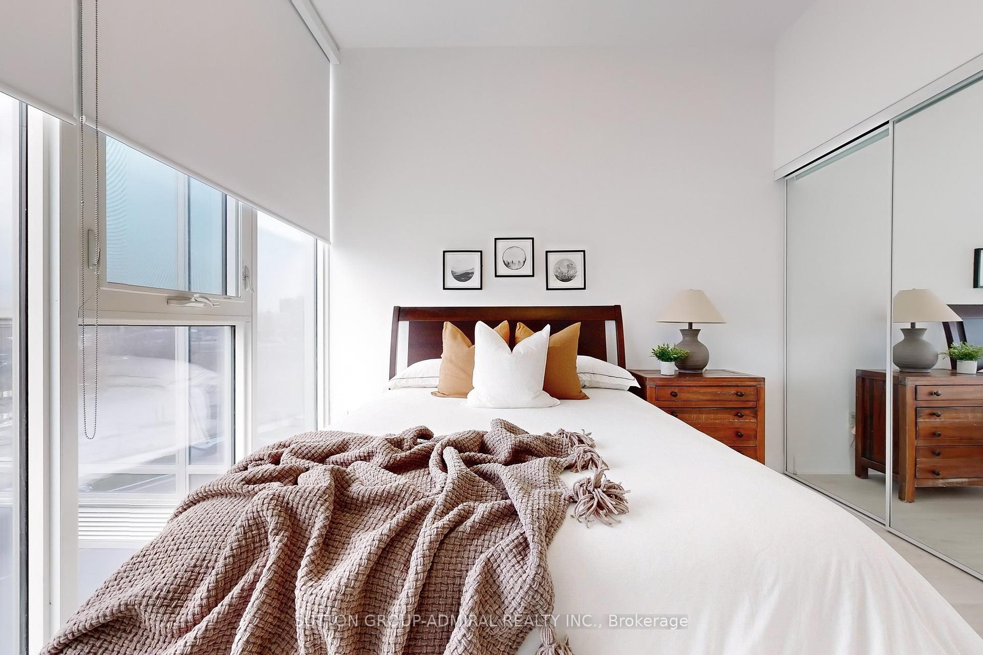 2 Bedrooms Condo at 10 Gatineau, Vaughan For sale