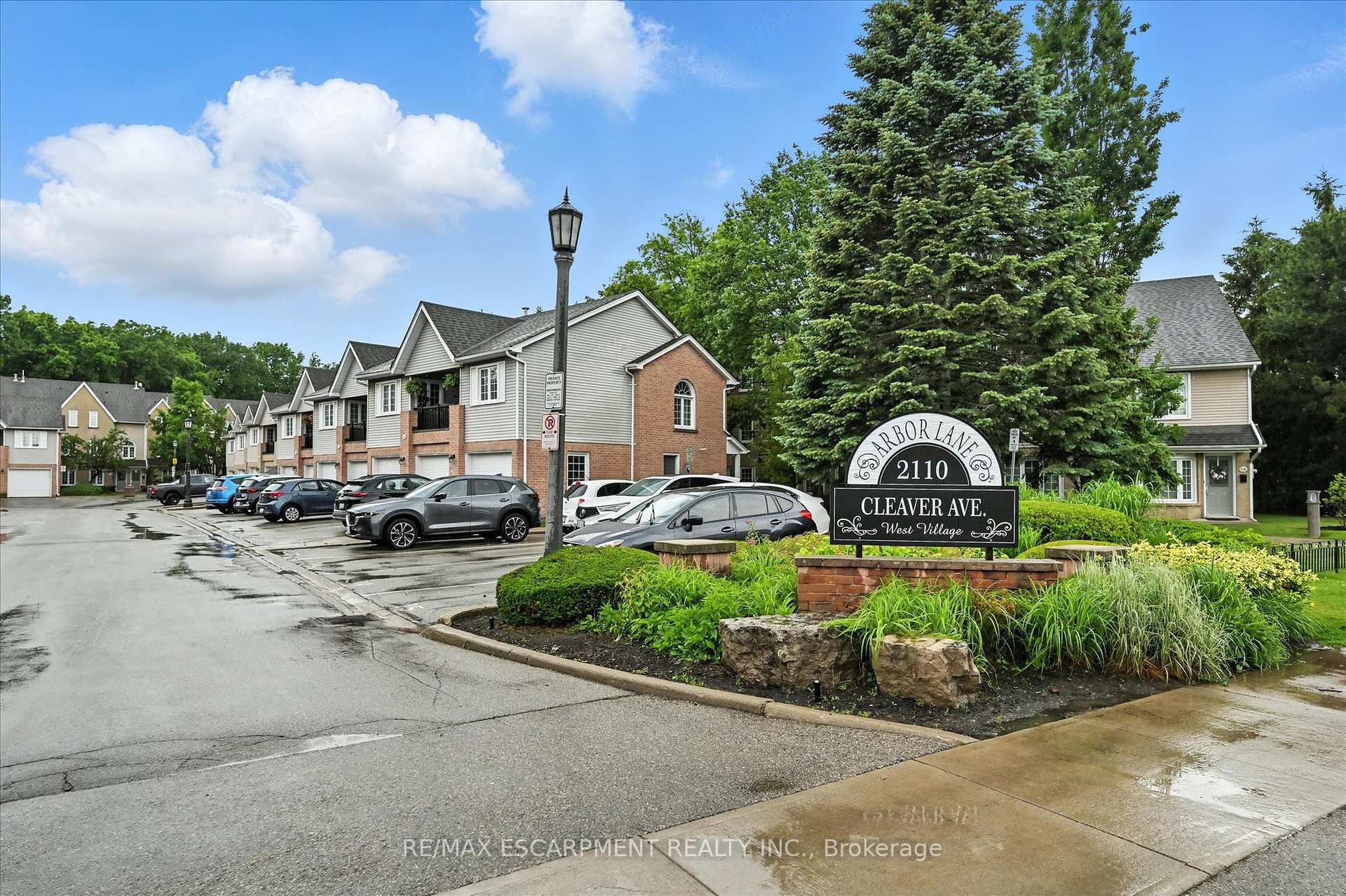 3 Bedrooms Condo at 2110 CLEAVER, Burlington For sale