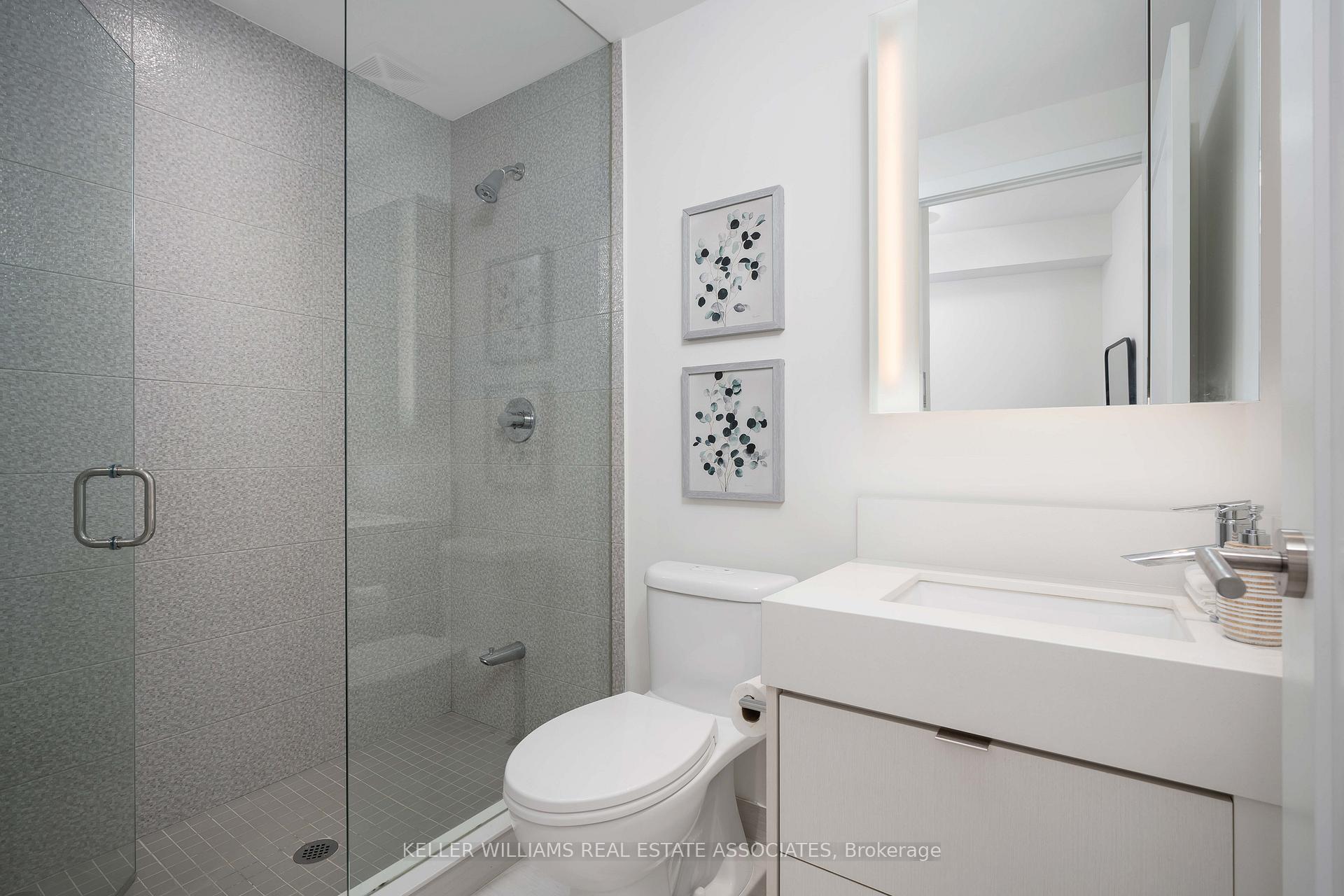 2 Bedrooms Condo at 10 York, Toronto For sale