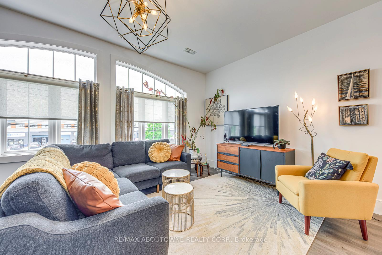 2 Bedrooms Condo at 1401 Plains, Burlington For sale