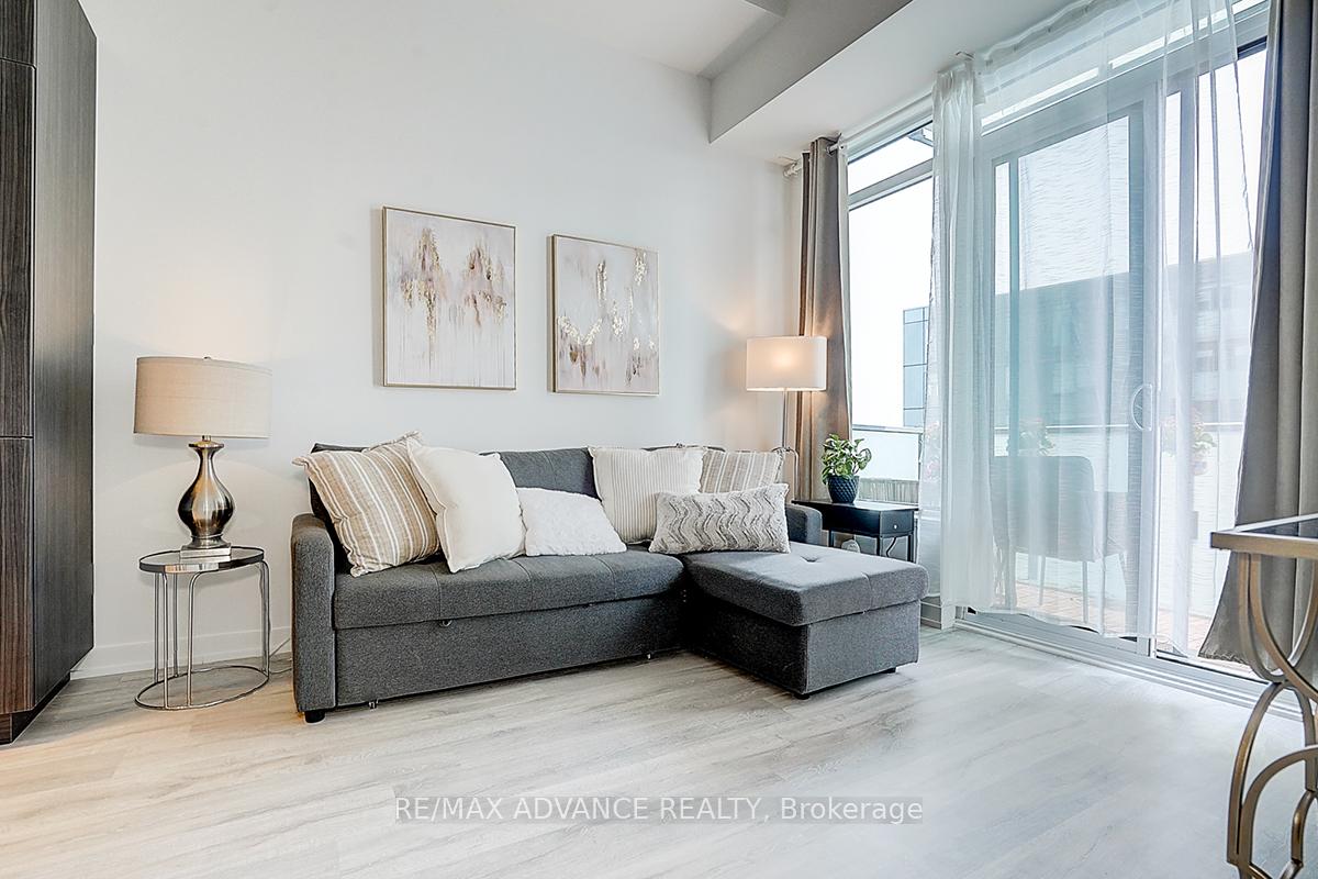 2 Bedrooms Condo at 7 Golden Lion, Toronto For sale