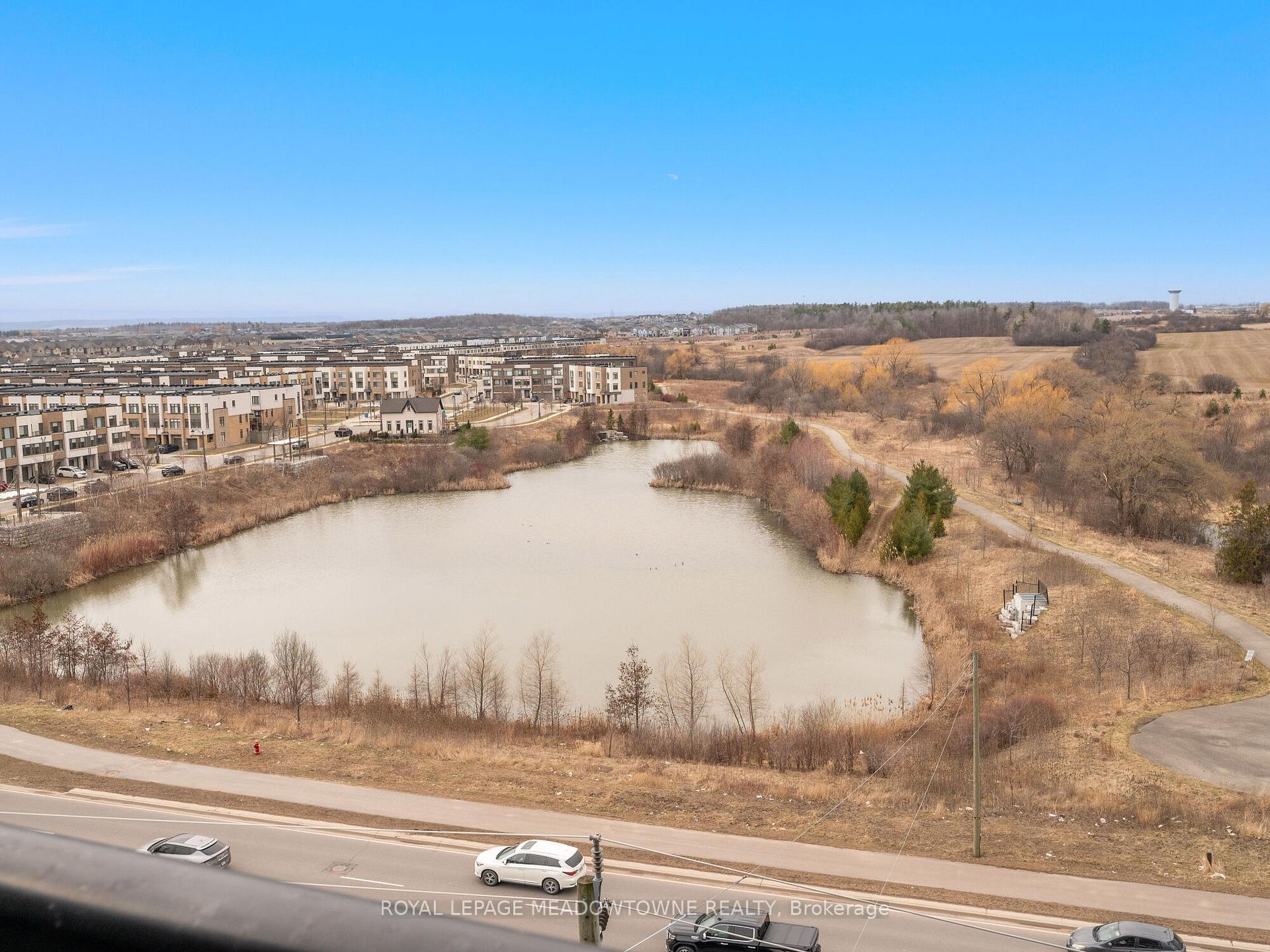 2 Bedrooms Condo at 2489 Taunton, Oakville For sale