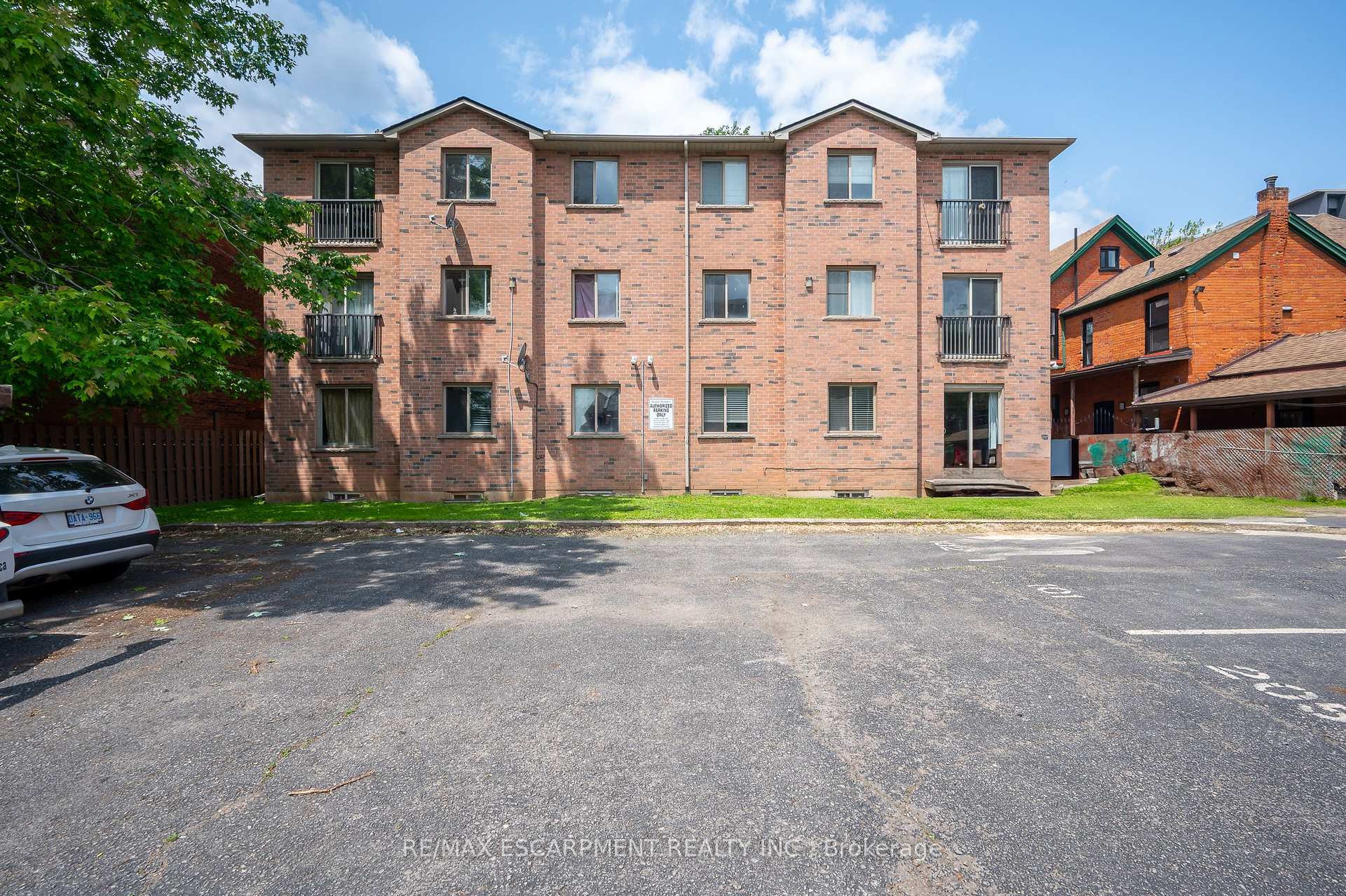 2 Bedrooms Condo at 28 Victoria, Hamilton For sale