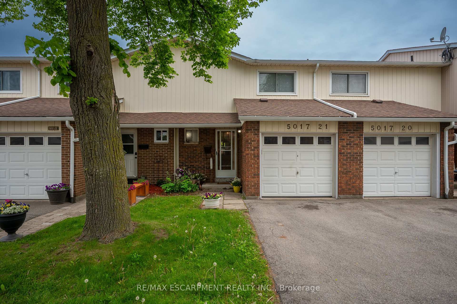 3 Bedrooms Condo at 5017 Pinedale, Burlington For sale
