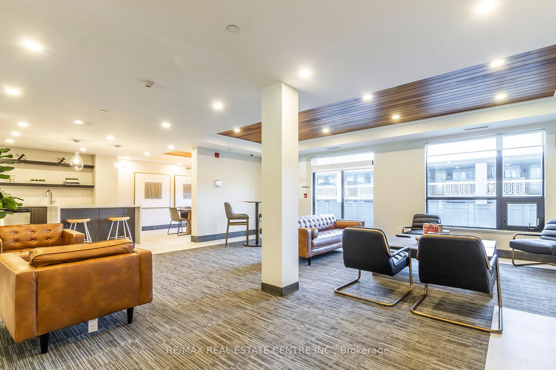2 Bedrooms Condo at 340 Plains, Burlington For sale