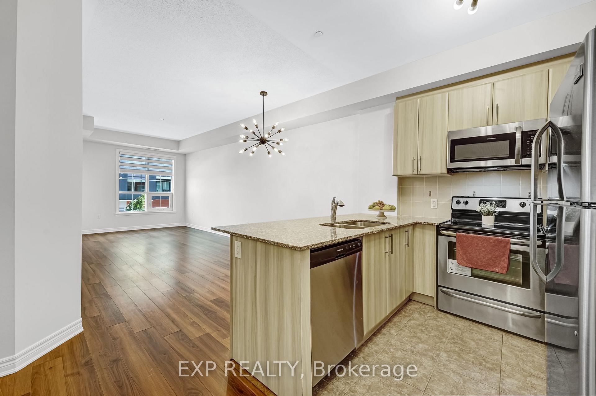 3 Bedrooms Condo at 216 Oak Park, Oakville For sale