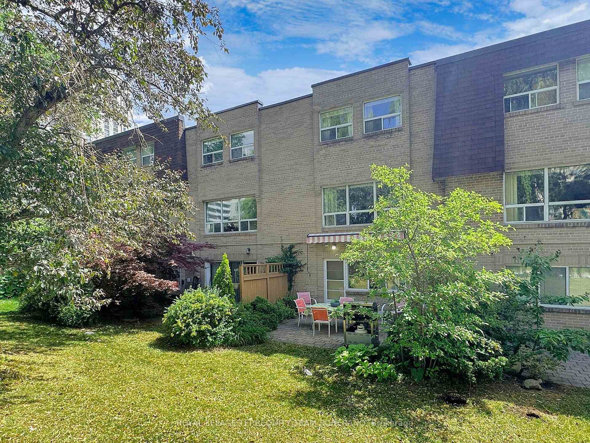 3 Bedrooms Condo at 8 Village Greenway, Toronto For sale