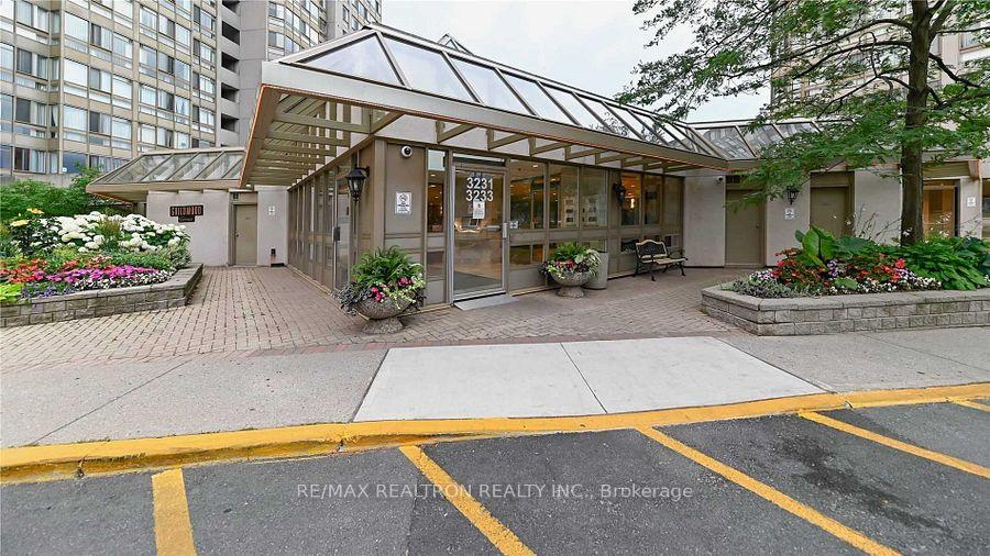 2 Bedrooms Condo at 3233 Eglinton,  Toronto For sale