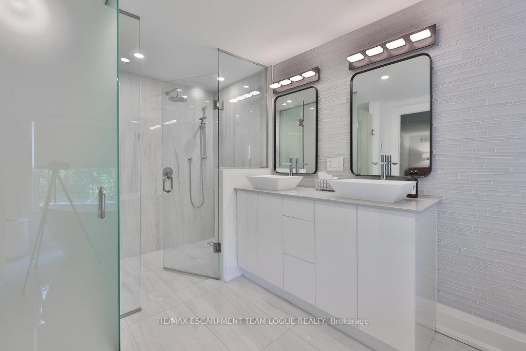 4 Bedrooms Condo at 4211 Millcroft Park, Burlington For sale