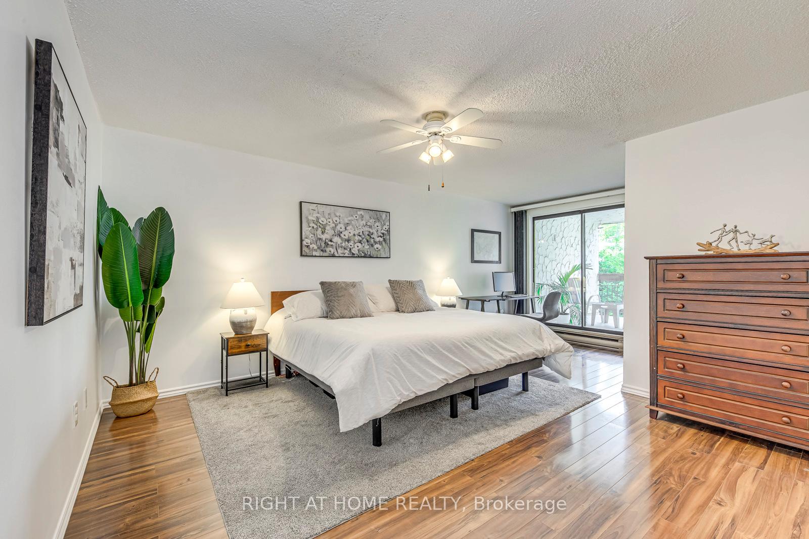 3 Bedrooms Condo at 1058 Falgarwood, Oakville For sale