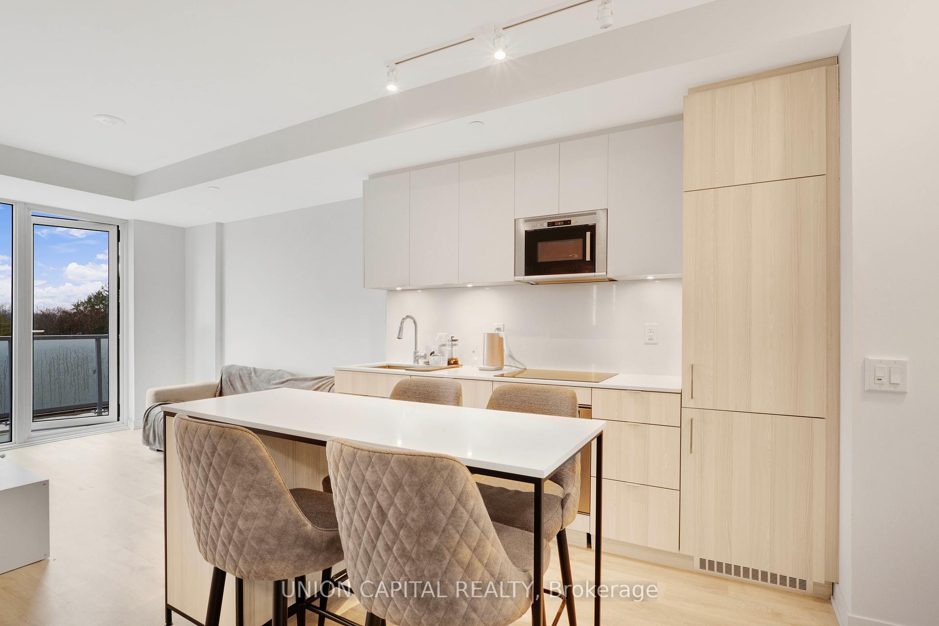 2 Bedrooms Condo at 215 Lakeshore, Mississauga For sale
