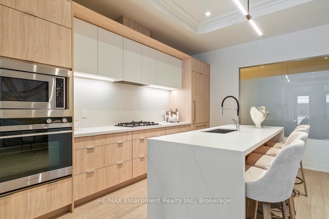 3 Bedrooms Condo at 123 Maurice, Oakville For sale