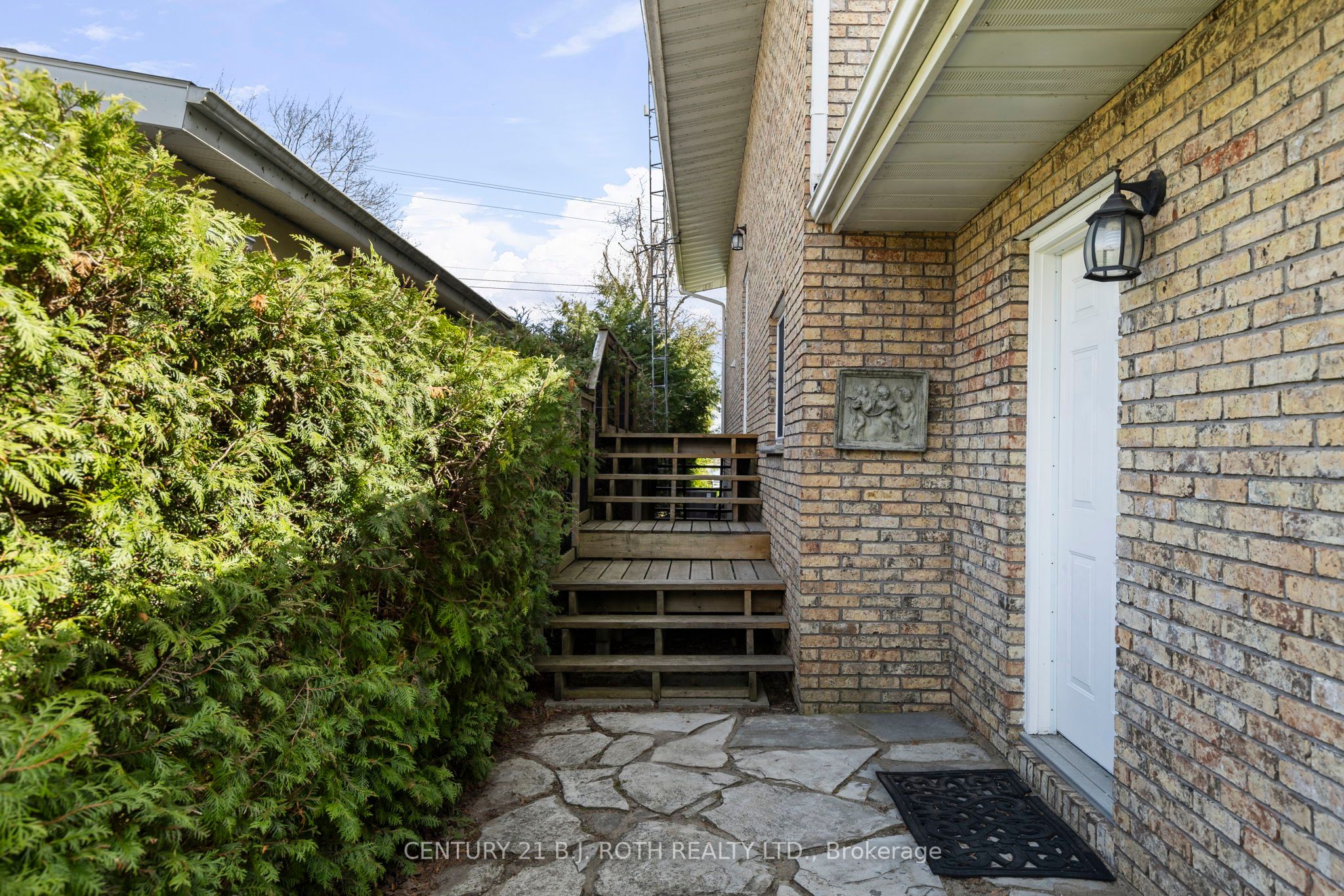 2679 Lakeshore Road E