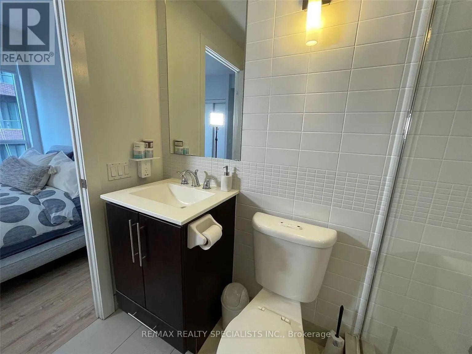 2 Bedrooms Condo at 28 Linden, Toronto For sale