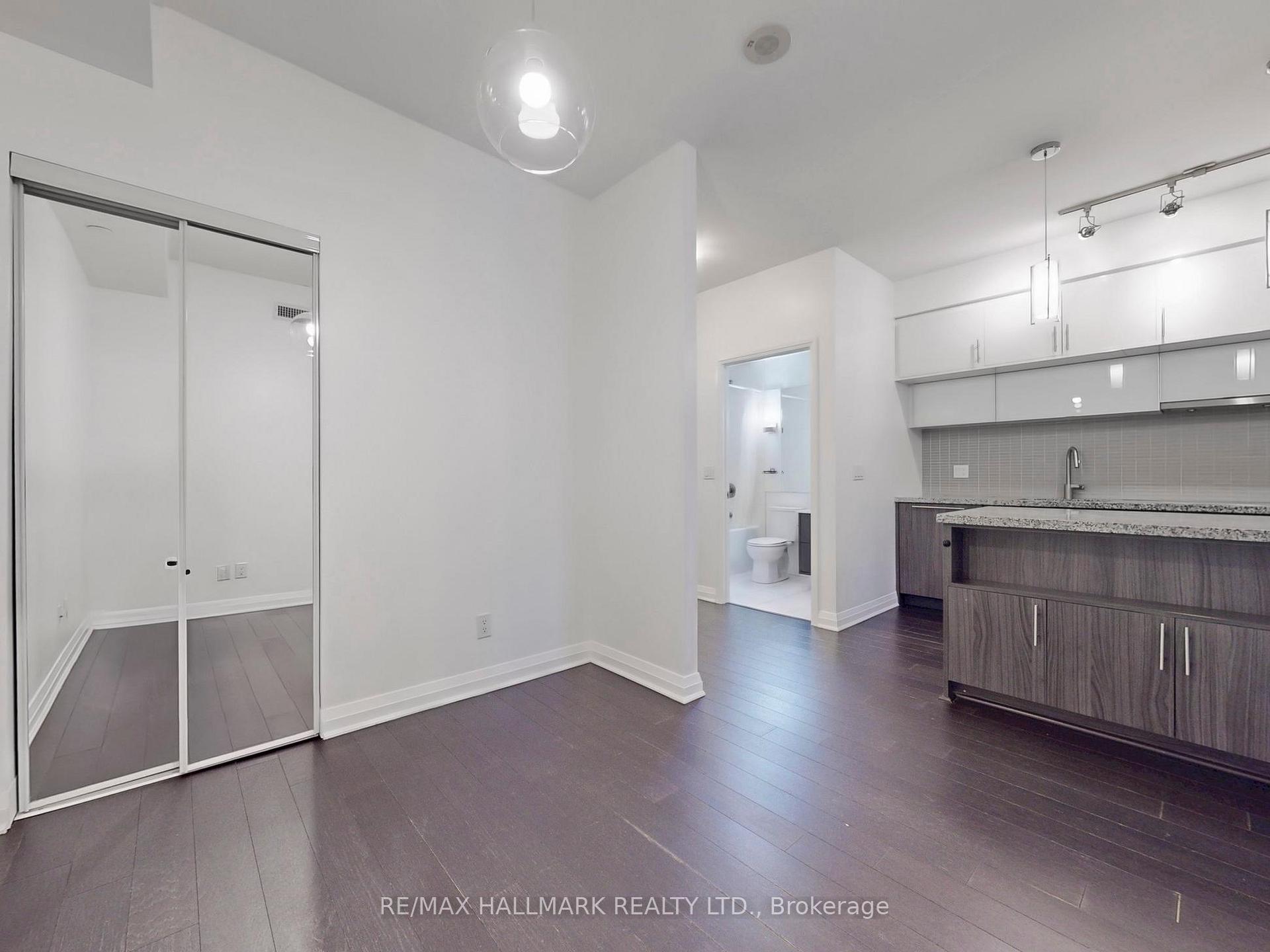 2 Bedrooms Condo at 8 Mercer, Toronto For sale