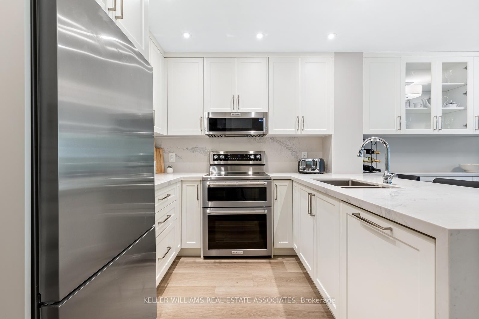 4 Bedrooms Condo at 5025 Four Springs, Mississauga For sale