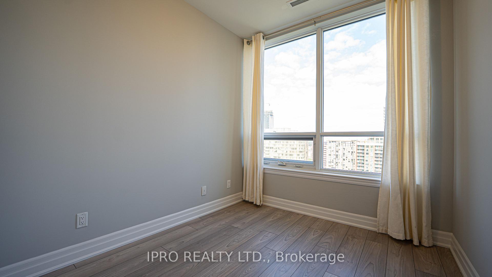 2 Bedrooms Condo at 36 Elm Dr W, Mississauga For sale
