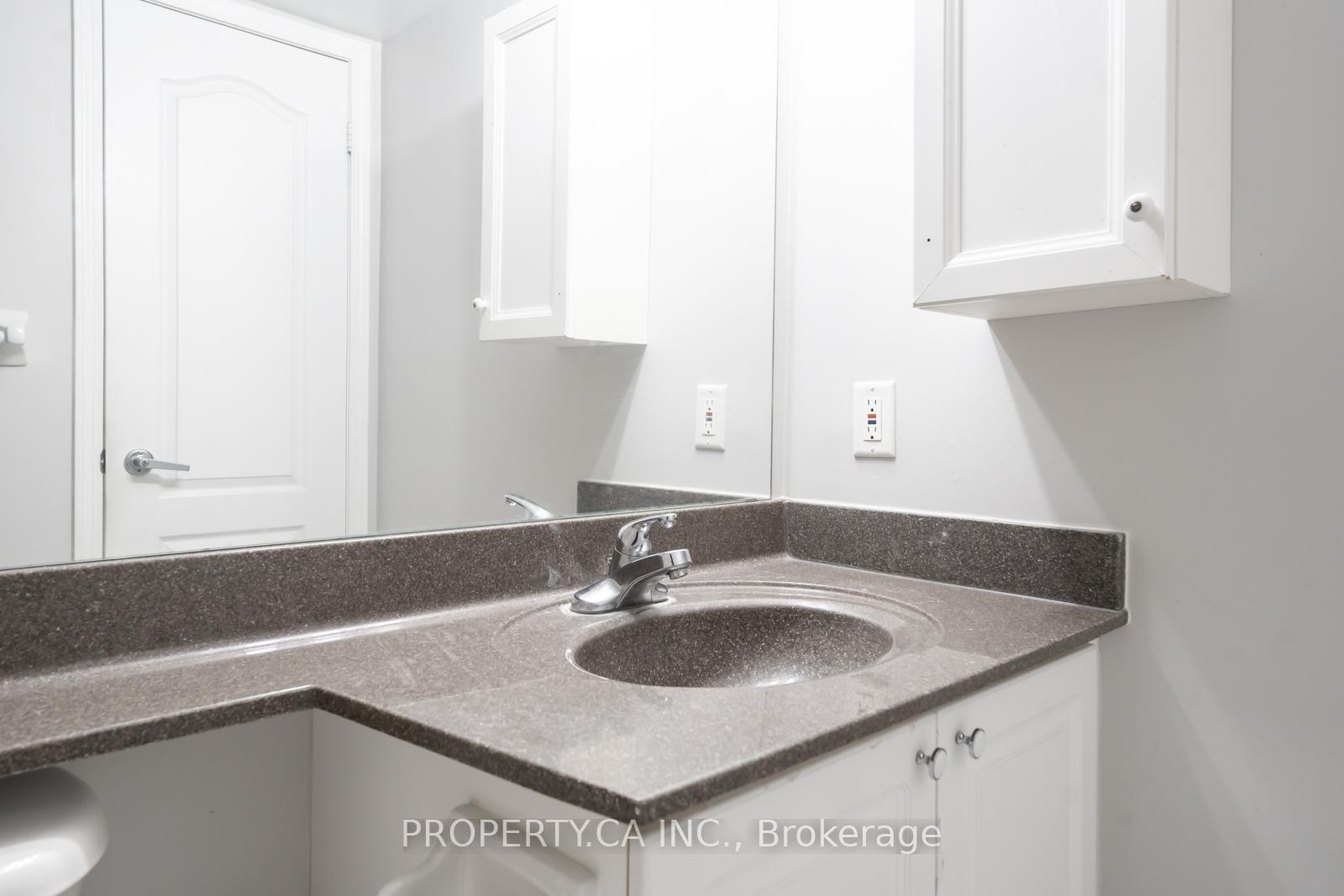 2 Bedrooms Condo at 33 Elm, Mississauga For sale