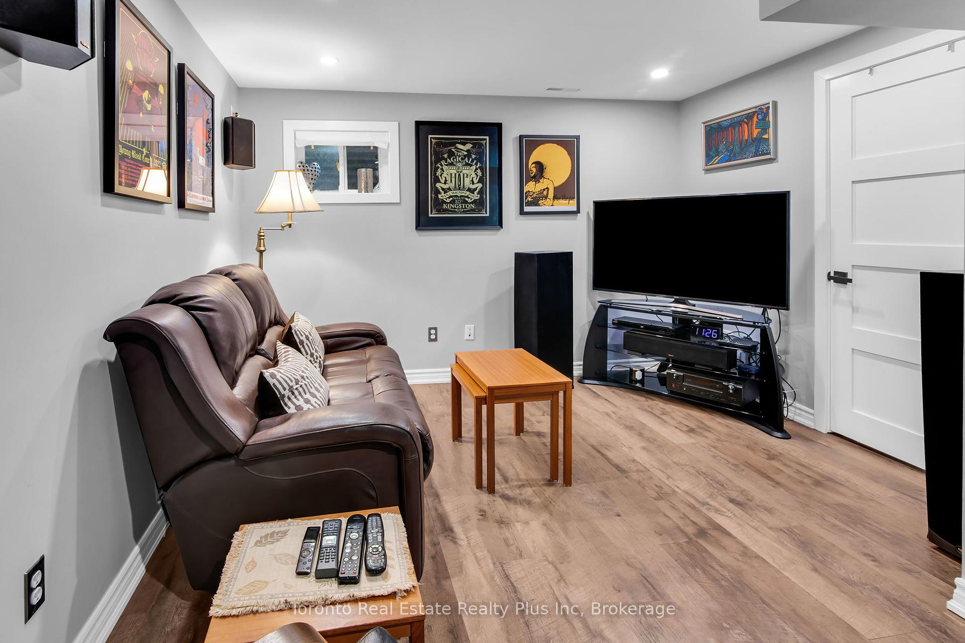 3 Bedrooms Condo at 400 Bloor, Mississauga For sale