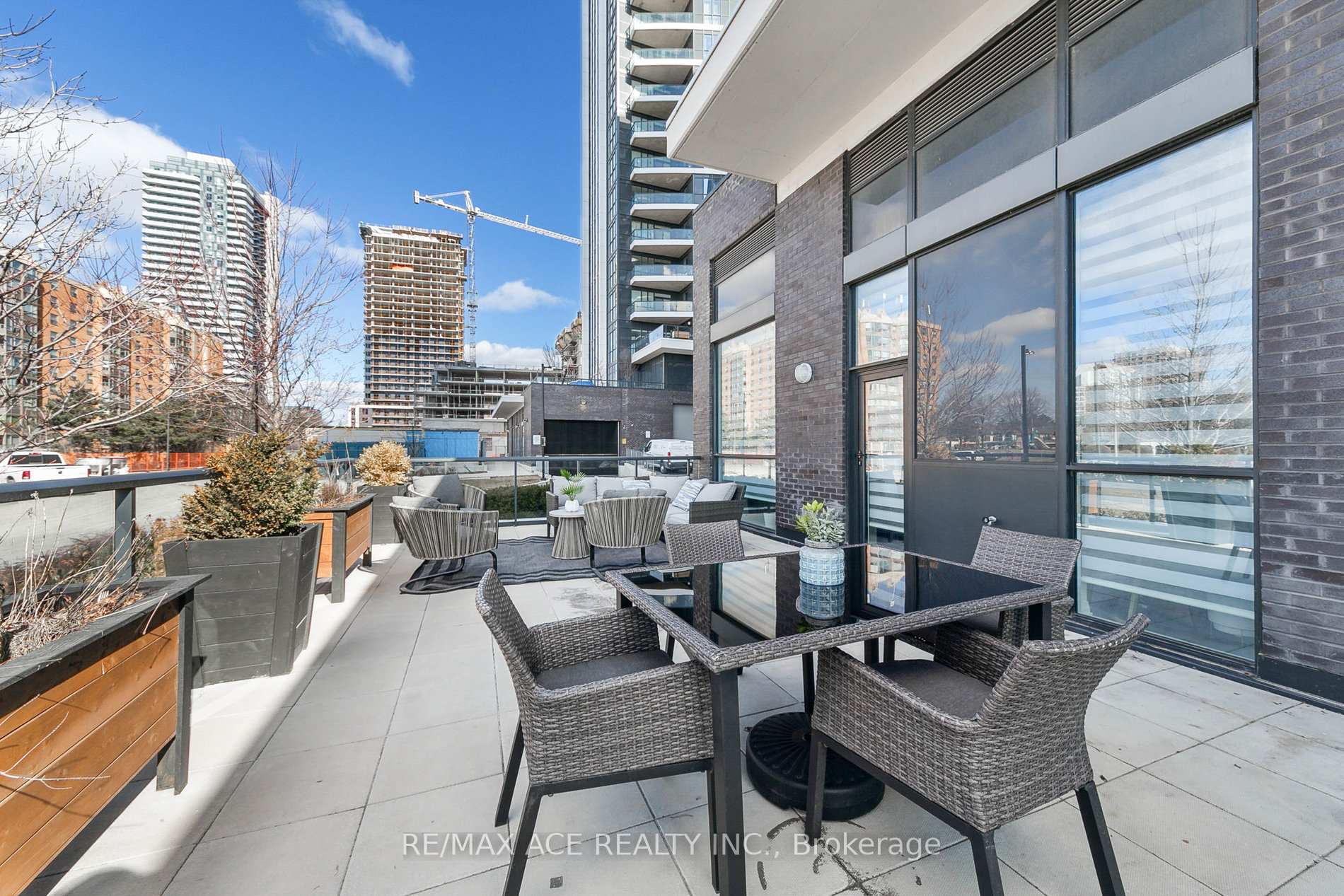 2 Bedrooms Condo at 65 Watergarden, Mississauga For sale