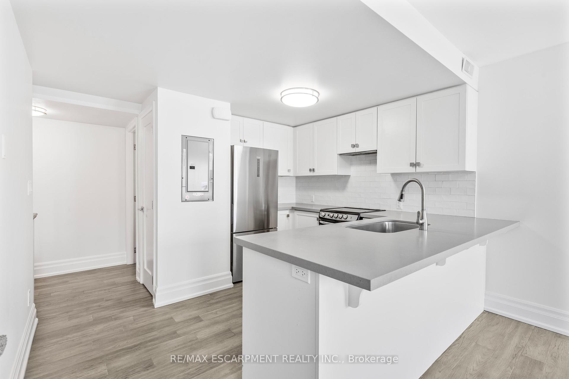 2 Bedrooms Condo at 760 Lakeshore, Mississauga For sale
