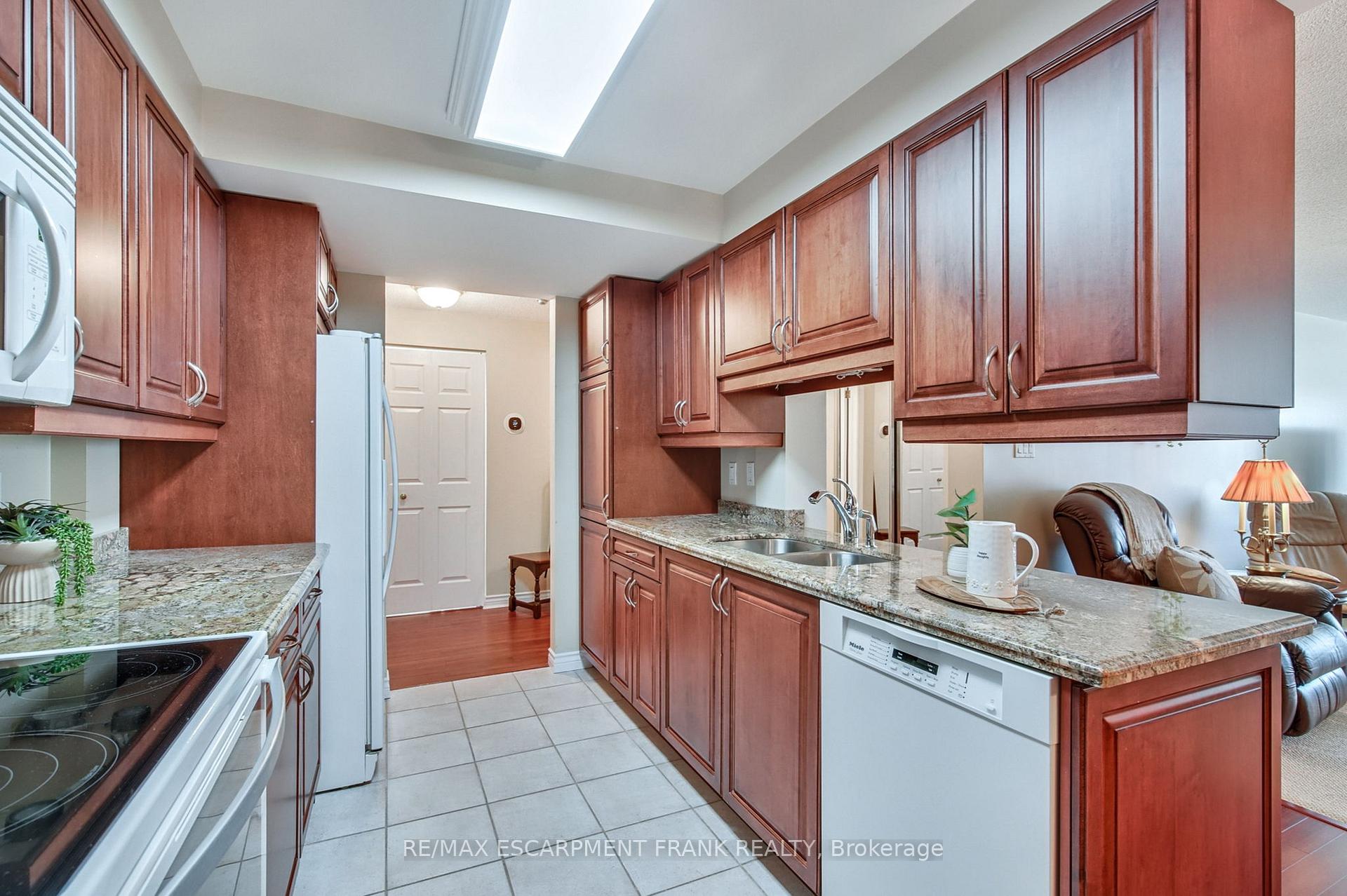 2 Bedrooms Condo at 970 Golf Links,  Hamilton For sale