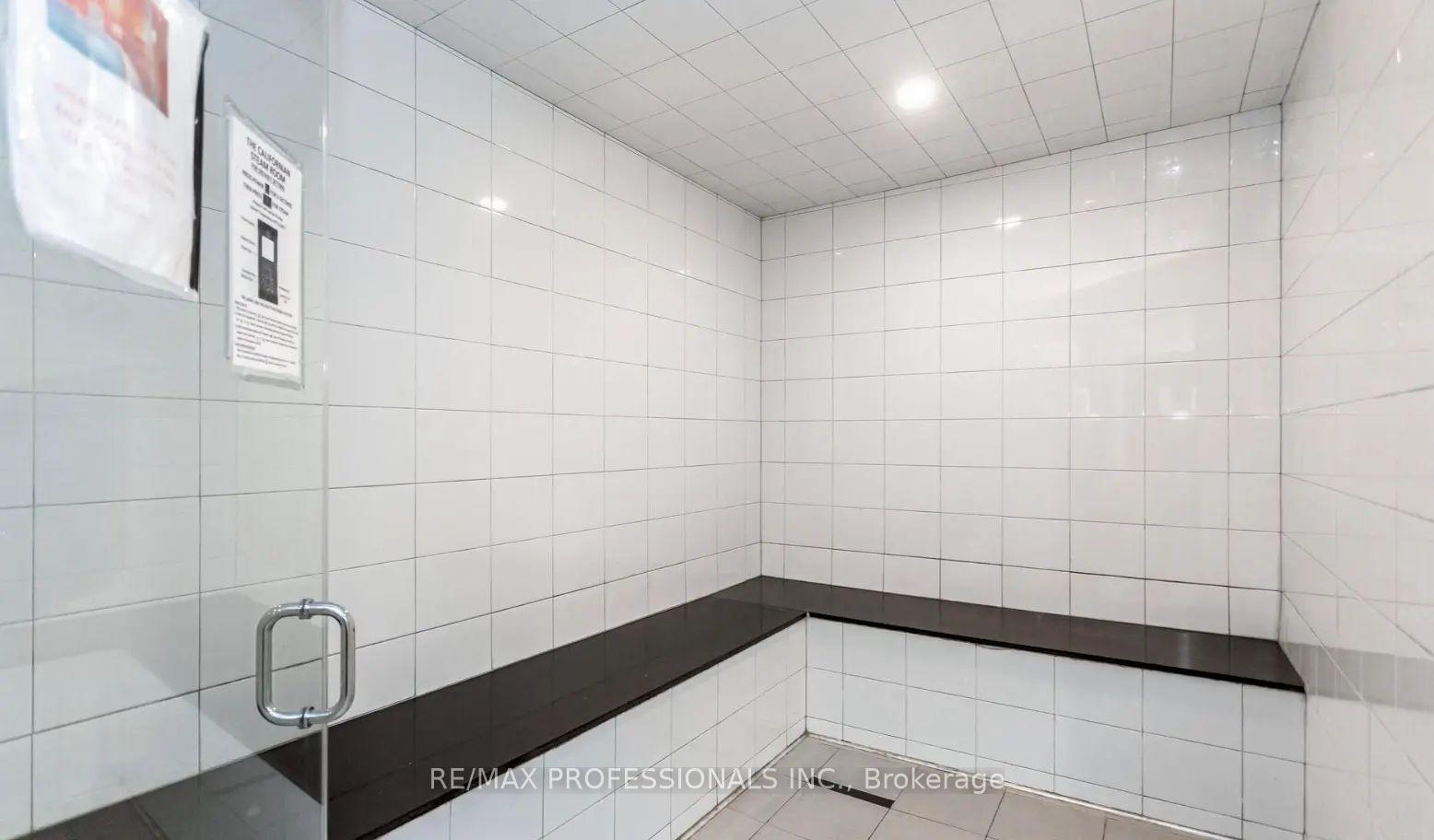 2 Bedrooms Condo at 50 Kingsbridge Garden, Mississauga For sale