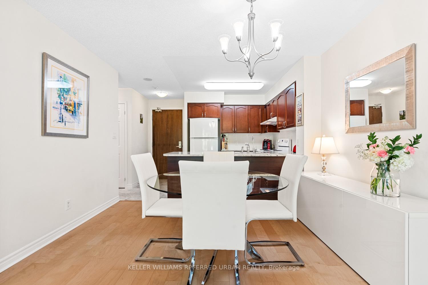 2 Bedrooms Condo at 35 Hollywood, Toronto For sale