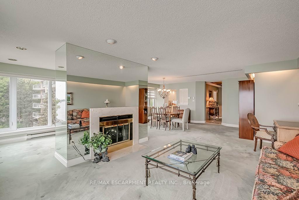 2 Bedrooms Condo at 2220 Lakeshore, Burlington For sale