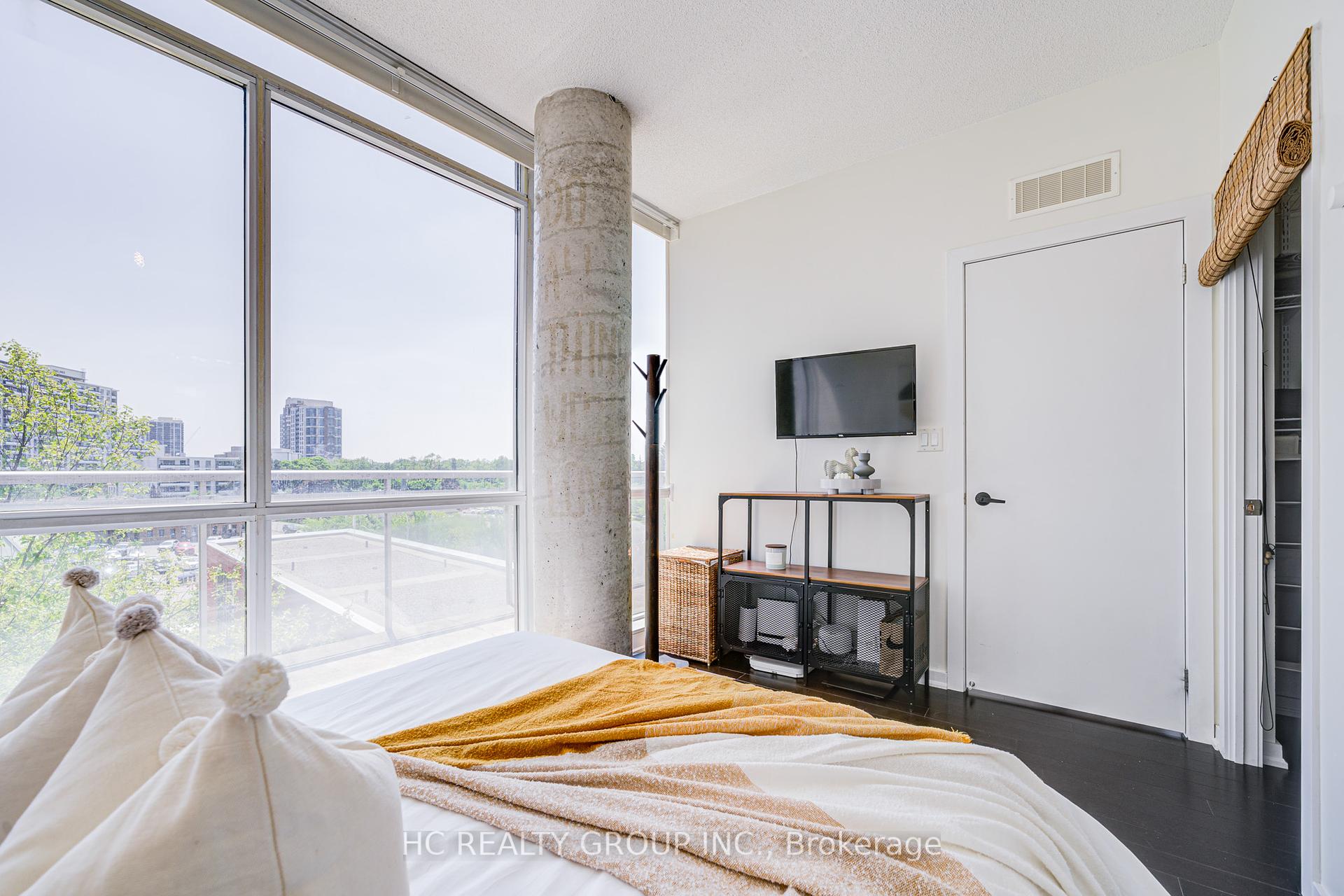 2 Bedrooms Condo at 30 Canterbury, Toronto For sale