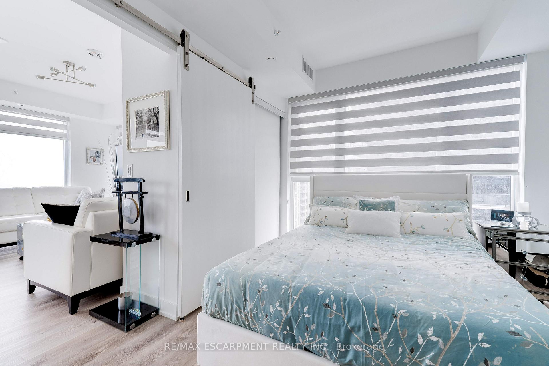 2 Bedrooms Condo at 370 Martha, Burlington For sale